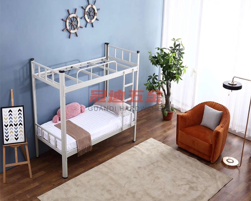 上下鋪鐵床上鋪老搖晃的原因是？